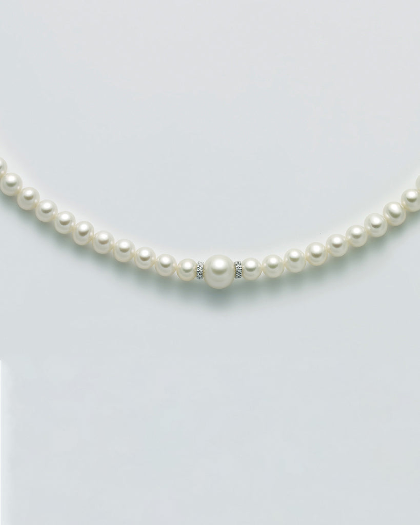 Miluna Pearl Necklace with Hammered Spheres