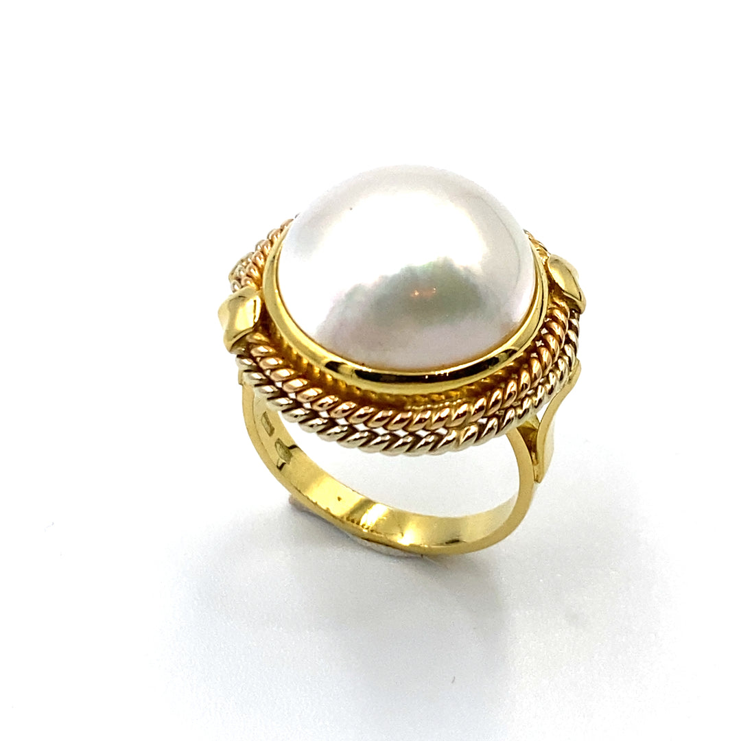 anello in oro gialòlo  con perla mabè siciliano gioielli 