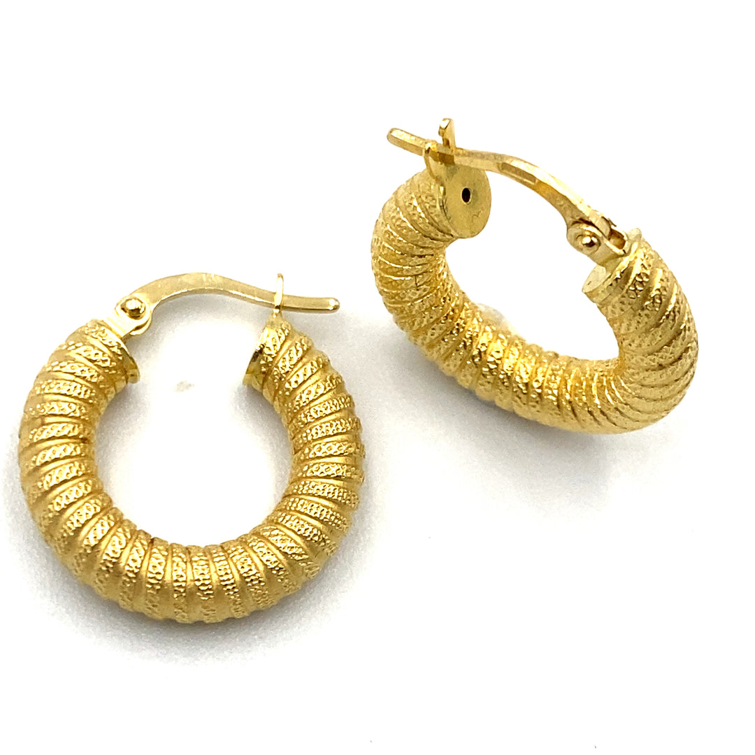 orecchini a cerchio in oro lavorazione zigrinata siciliano  gioielli 