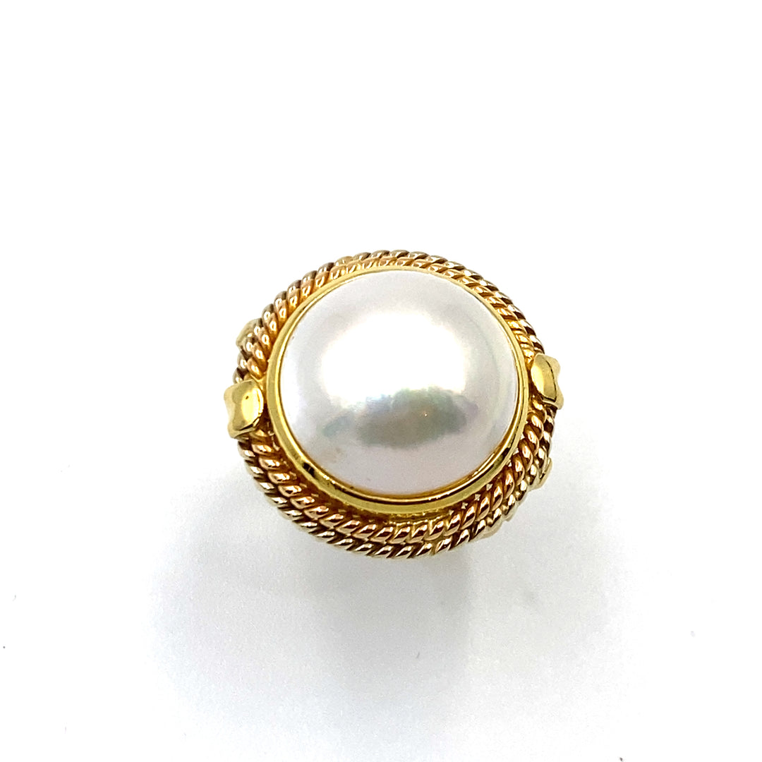 anello in oro gialòlo con perla mabè siciliano gioielli