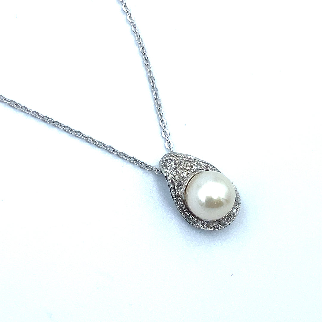 Miluna White Gold Pearl and Diamonds Necklace