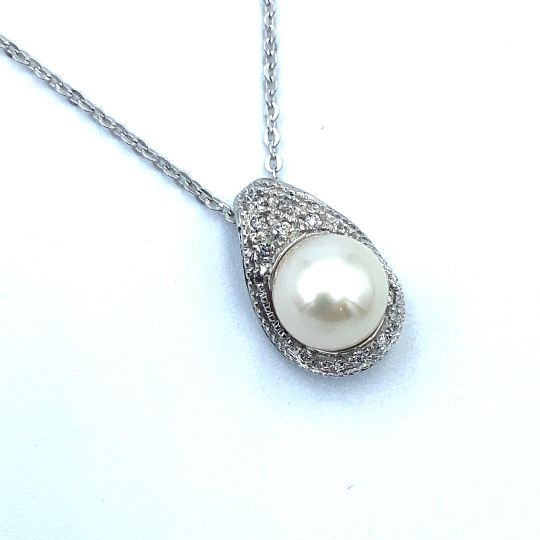 Miluna White Gold Pearl and Diamonds Necklace