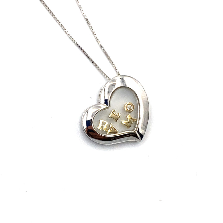 collana in oro bianco con pendente con dentro lettere scritta amore in oro giallo siciliano gioielli