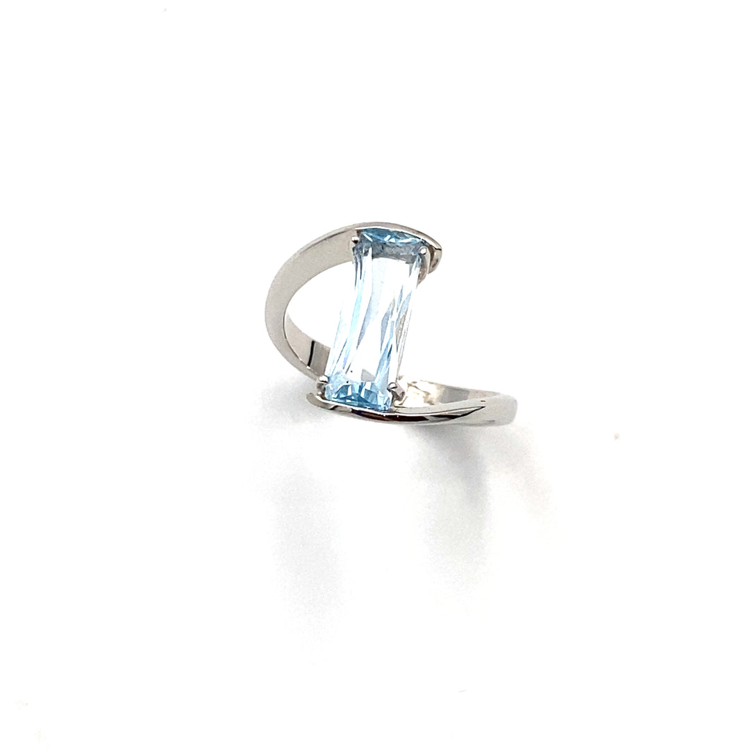 anello miluna gemma del cielo oro bianco e topazio azzurro - siciliano gioielli