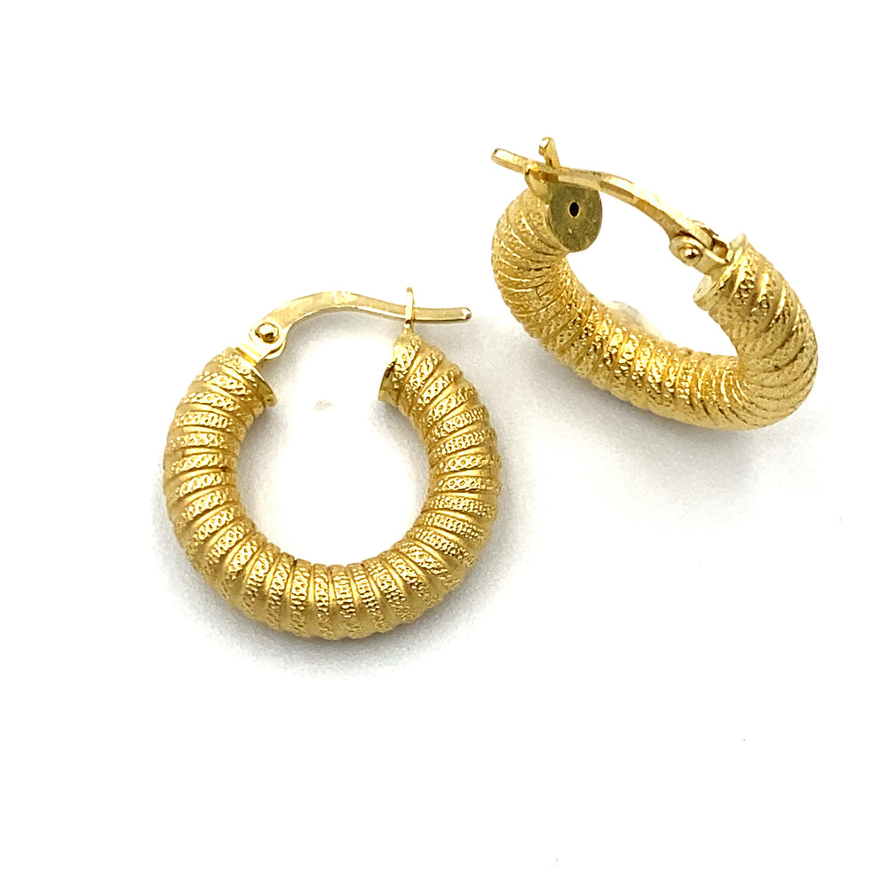 orecchini a cerchio in oro lavorazione zigrinata siciliano gioielli