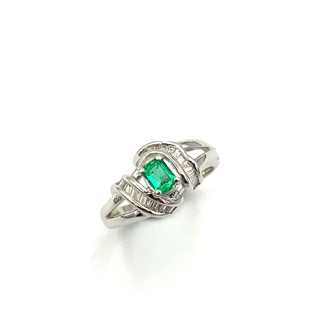 anello oro bianco  con smeraldo siciliano gioielli 