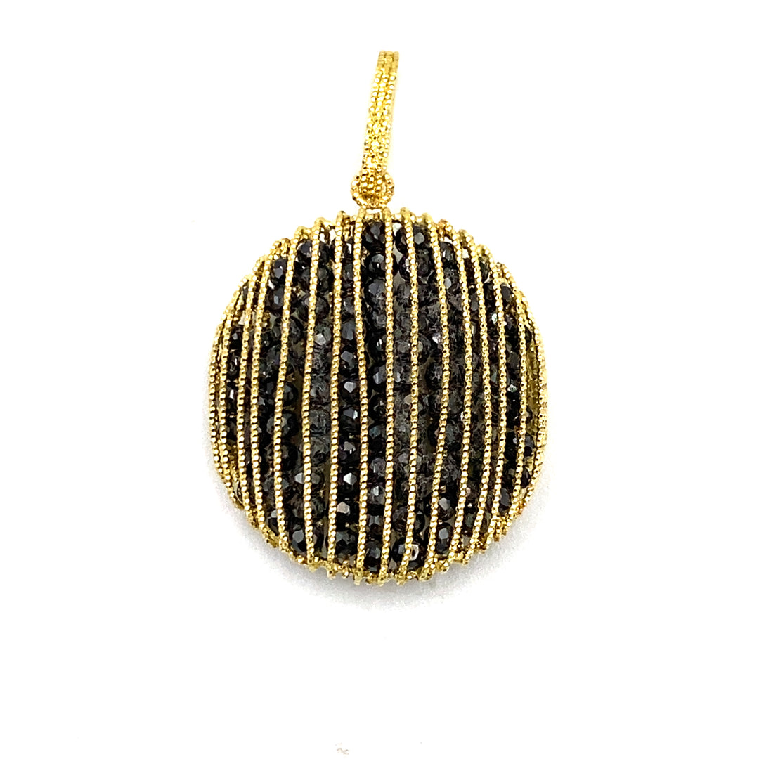 pendente in oro giallo  con lavorazione a filigrana e spinello  nero siciliano  gioielli 